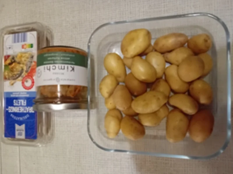 Bratheringsfilet mit Mini-Pellkartoffeln, Kimchi und Gewürzgurken - Rezept - Bild Nr. 3