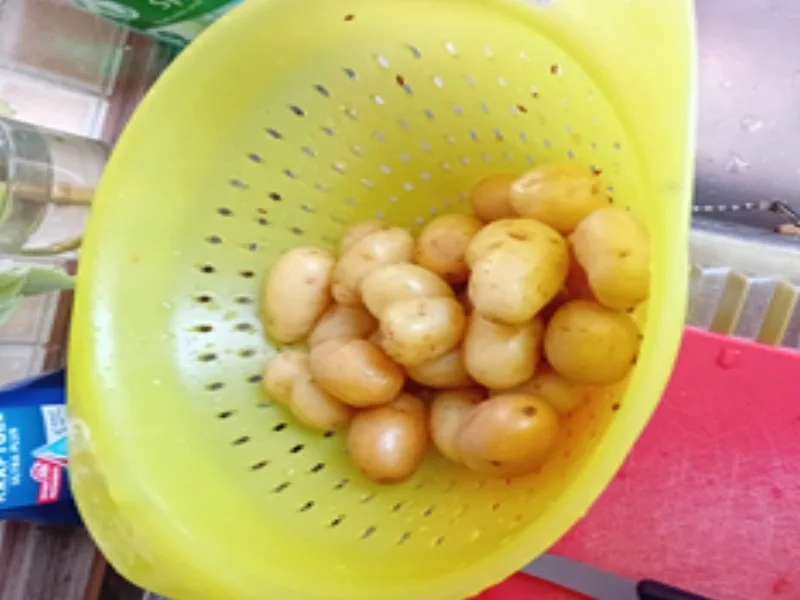 Bratheringsfilet mit Mini-Pellkartoffeln, Kimchi und Gewürzgurken - Rezept - Bild Nr. 5