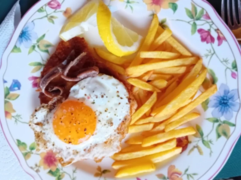 Rezept: Putenschnitzel Holsteiner-Art mit Pommes-Frites und Chinakohlsalat Bild Nr. 17992 Putenschnitzel Holsteiner-Art mit Pommes-Frites und Chinakohlsalat - Rezept - Bild Nr. 17992