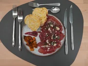 Wildes Carpaccio, beeriges Mousse, Chips und Rüblibaguette - Rezept - Bild Nr. 2