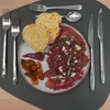 Wildes Carpaccio, beeriges Mousse, Chips und Rüblibaguette - Rezept - Bild Nr. 2