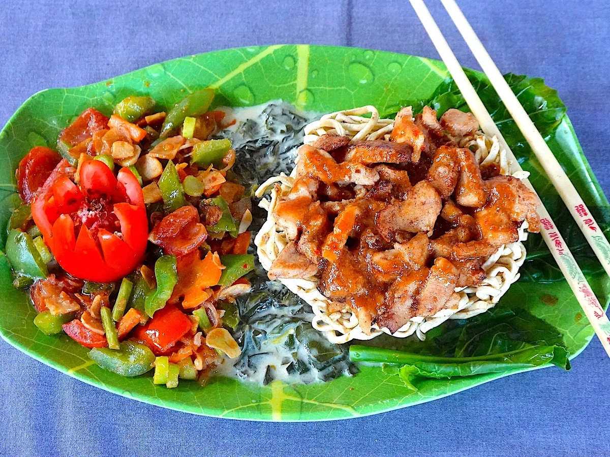 Würzige Hühnerstücke im Nudelnest serviert mit Spinat und Cap Cay - Rezept - Bild Nr. 17984