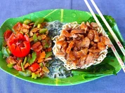 Würzige Hühnerstücke im Nudelnest serviert mit Spinat und Cap Cay - Rezept - Bild Nr. 17984