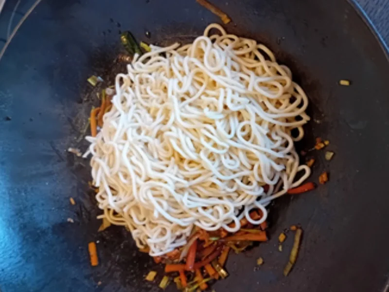 Mie-Nudeln mit Garnelen und Gemüse im Wok - Rezept - Bild Nr. 8
