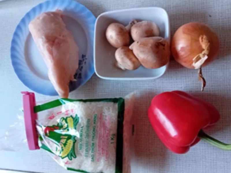 Hähnchenbrustfilet mit Zwiebel, Champignons, Paprika und Jasmin-Reis - Rezept - Bild Nr. 3