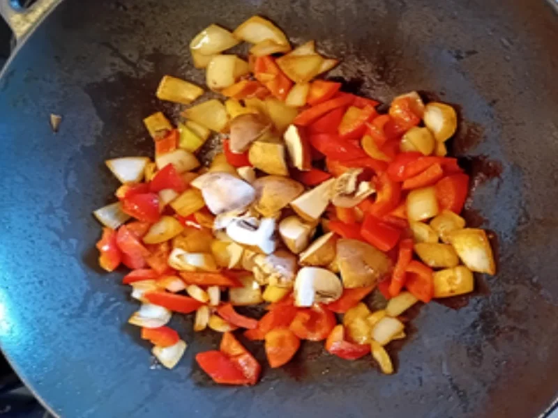 Hähnchenbrustfilet mit Zwiebel, Champignons, Paprika und Jasmin-Reis - Rezept - Bild Nr. 11