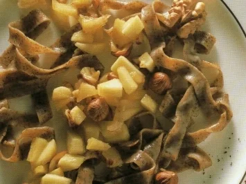 Kaffeenudeln mit Nüssen und Äpfeln - Rezept