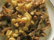 Kaffeenudeln mit Nüssen und Äpfeln - Rezept