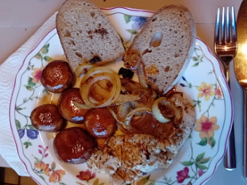 Mini-Putenfiletsteaks mit Champignons, Zwiebelringen und Bauernbrot - Rezept - Bild Nr. 2