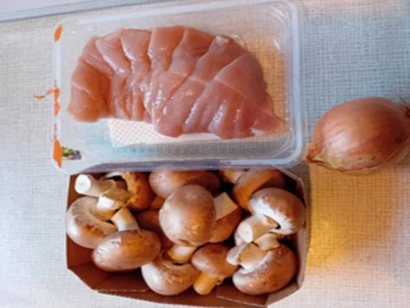 Mini-Putenfiletsteaks mit Champignons, Zwiebelringen und Bauernbrot - Rezept - Bild Nr. 3