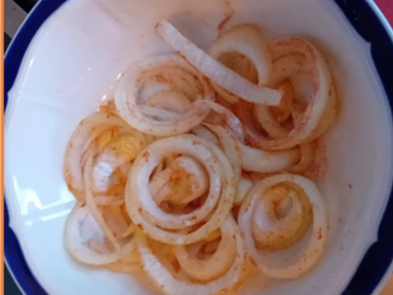 Mini-Putenfiletsteaks mit Champignons, Zwiebelringen und Bauernbrot - Rezept - Bild Nr. 4