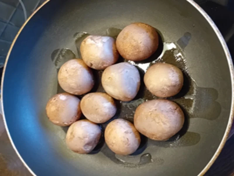 Mini-Putenfiletsteaks mit Champignons, Zwiebelringen und Bauernbrot - Rezept - Bild Nr. 5