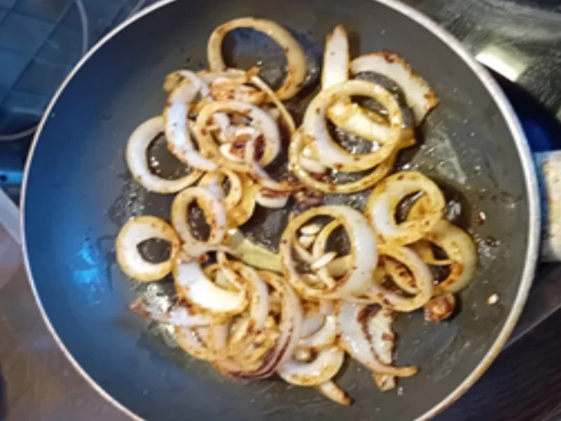 Mini-Putenfiletsteaks mit Champignons, Zwiebelringen und Bauernbrot - Rezept - Bild Nr. 6