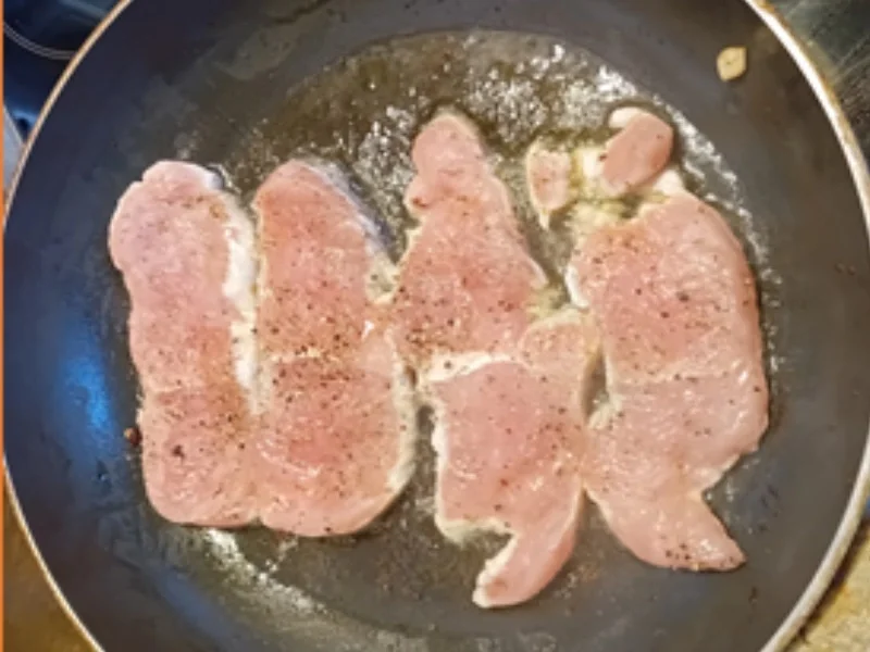 Mini-Putenfiletsteaks mit Champignons, Zwiebelringen und Bauernbrot - Rezept - Bild Nr. 7