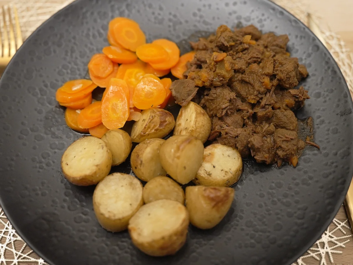 Zartes Wildgulasch begleitet von goldenen Drillingen und süß karamellisierten Möhren - Rezept - Bild Nr. 2