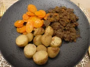 Zartes Wildgulasch begleitet von goldenen Drillingen und süß karamellisierten Möhren - Rezept - Bild Nr. 2