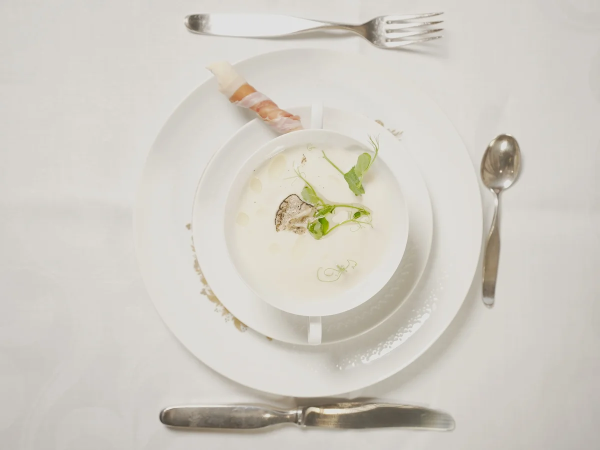 Rezept: Getrüffeltes Parmesan-Süppchen mit edlem Schuss gekelterten Trauben Bild Nr. 17987 Getrüffeltes Parmesan-Süppchen mit edlem Schuss gekelterten Trauben - Rezept - Bild Nr. 17987