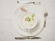 Getrüffeltes Parmesan-Süppchen  mit edlem Schuss gekelterten Trauben - Rezept - Bild Nr. 17987