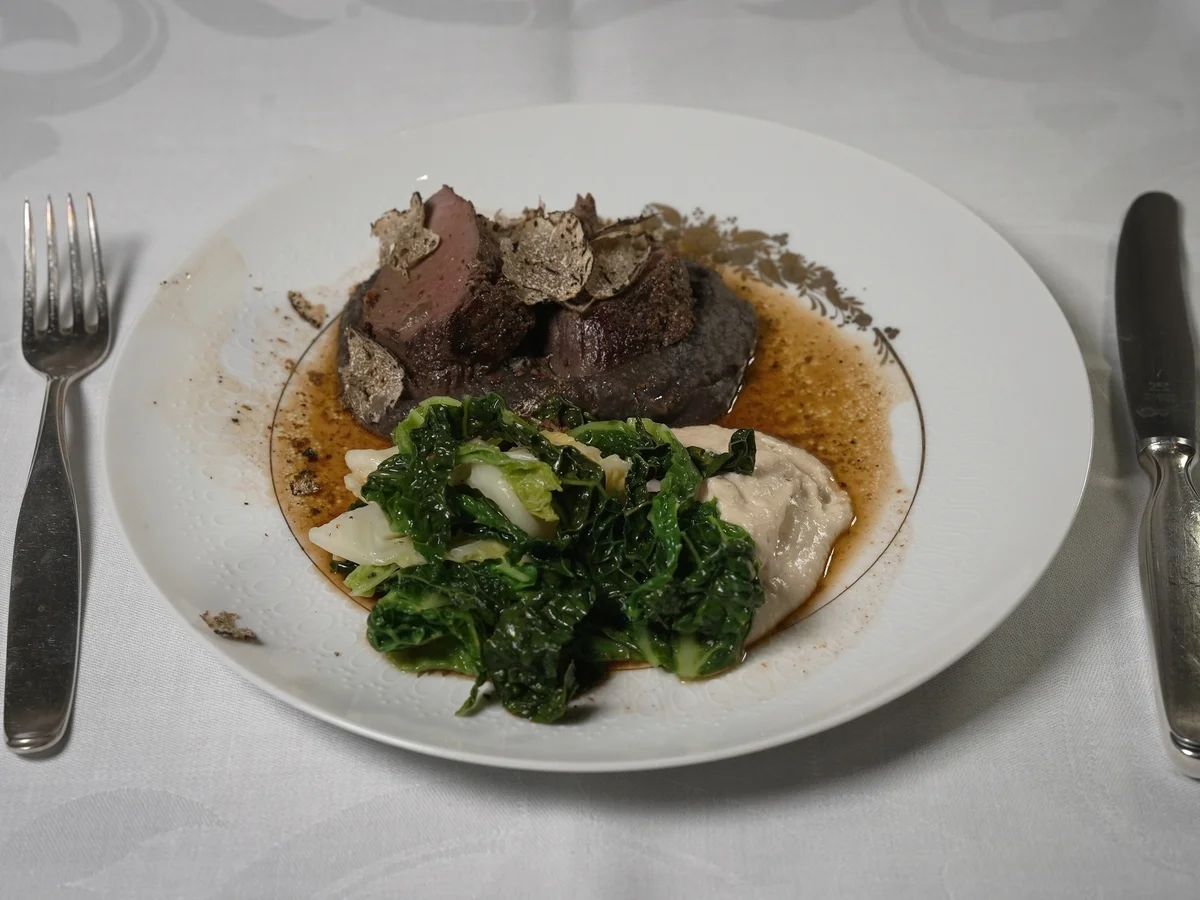 Rezept: Feines Wald Filet auf Bohnen Püree an Wirsingstreifen und Mandel-Wein-Komposition Bild Nr. 2 Feines Wald Filet auf Bohnen Püree an Wirsingstreifen und Mandel-Wein-Komposition - Rezept - Bild Nr. 2