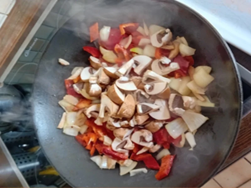 Putenbrustfilet mit Gemüse süß-sauer im Wok und Jasmin-Reis - Rezept - Bild Nr. 17998