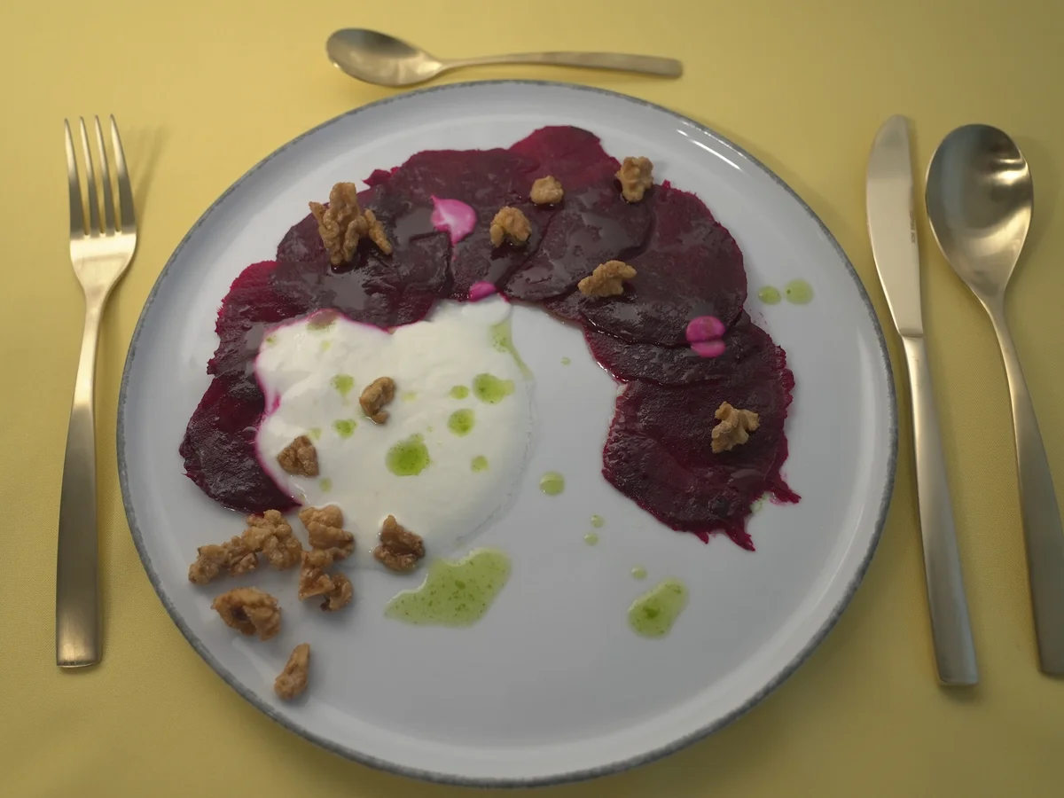 Gebackenes Rote-Bete-Carpaccio mit Meerrettich-Joghurt, Dill-Öl & gerösteten Walnüssen - Rezept - Bild Nr. 2