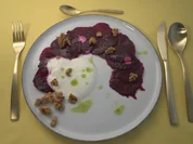 Rezept: Gebackenes Rote-Bete-Carpaccio mit Meerrettich-Joghurt, Dill-Öl & gerösteten Walnüssen Bild Nr. 2 Gebackenes Rote-Bete-Carpaccio mit Meerrettich-Joghurt, Dill-Öl & gerösteten Walnüssen - Rezept - Bild Nr. 2