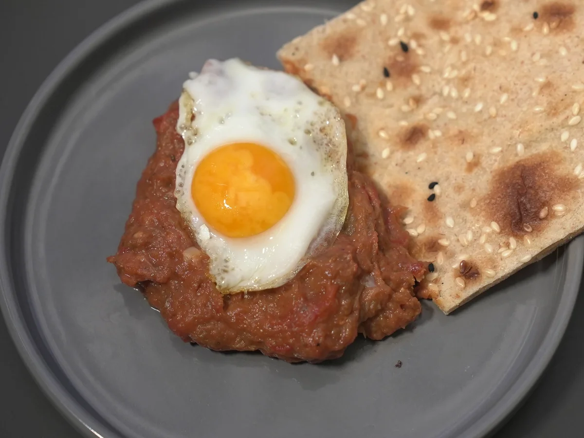 Rezept: Gegrillte Auberginen mit Tomaten, Knoblauch und Ei Bild Nr. 2 Gegrillte Auberginen mit Tomaten, Knoblauch und Ei - Rezept - Bild Nr. 2