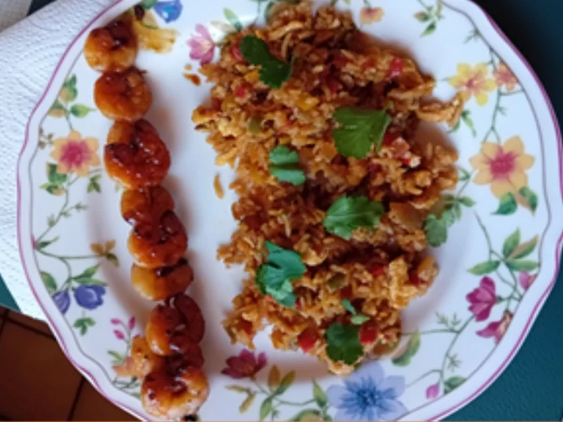 Gebratener Basmatireis mit Gemüse, Eiern und Garnelenspieß - Rezept - Bild Nr. 2