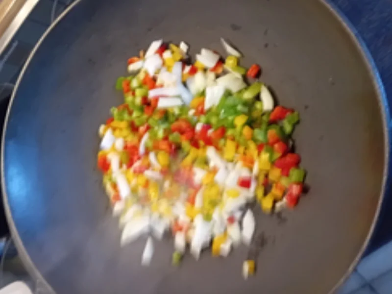 Gebratener Basmatireis mit Gemüse, Eiern und Garnelenspieß - Rezept - Bild Nr. 7