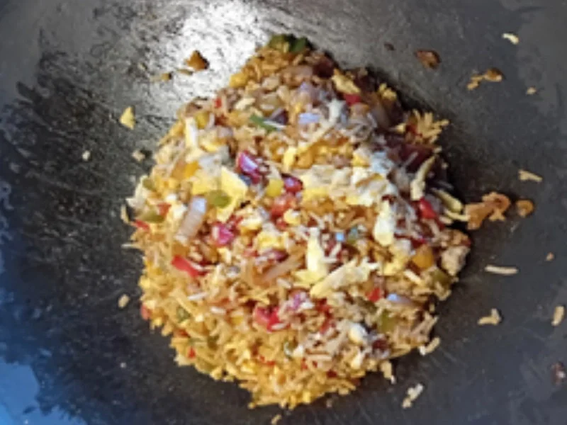 Gebratener Basmatireis mit Gemüse, Eiern und Garnelenspieß - Rezept - Bild Nr. 13