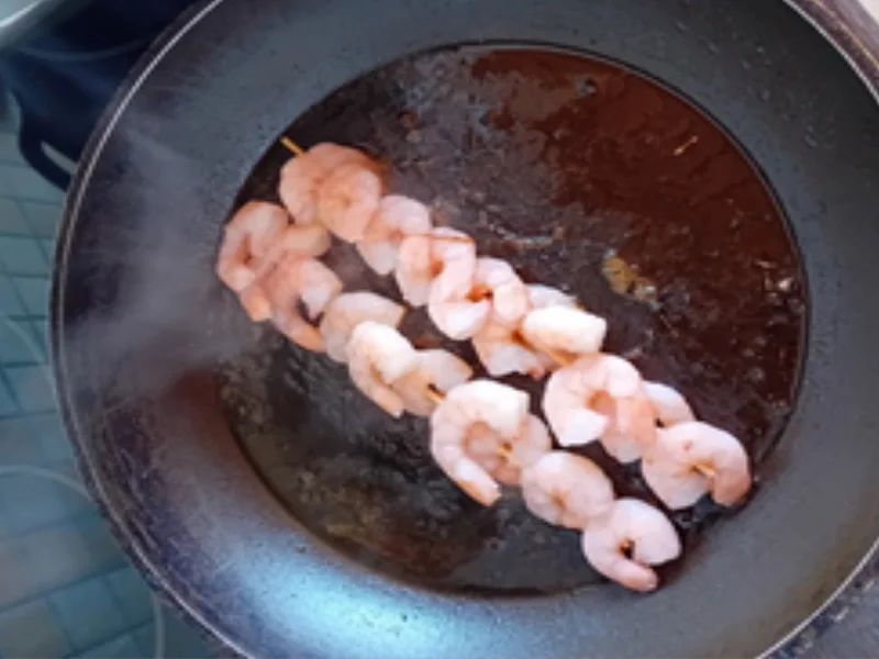 Gebratener Basmatireis mit Gemüse, Eiern und Garnelenspieß - Rezept - Bild Nr. 16