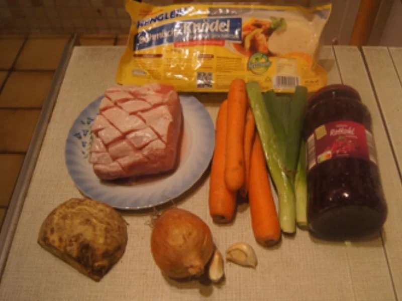 Schweinebraten mit pikanter Sauce, süßlichen Sauerkraut und Böhmischen Knödeln - Rezept - Bild Nr. 3