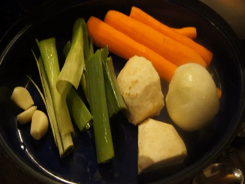 Schweinebraten mit pikanter Sauce, süßlichen Sauerkraut und Böhmischen Knödeln - Rezept - Bild Nr. 8