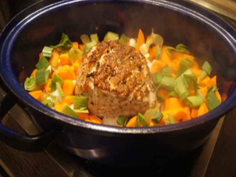 Schweinebraten mit pikanter Sauce, süßlichen Sauerkraut und Böhmischen Knödeln - Rezept - Bild Nr. 12