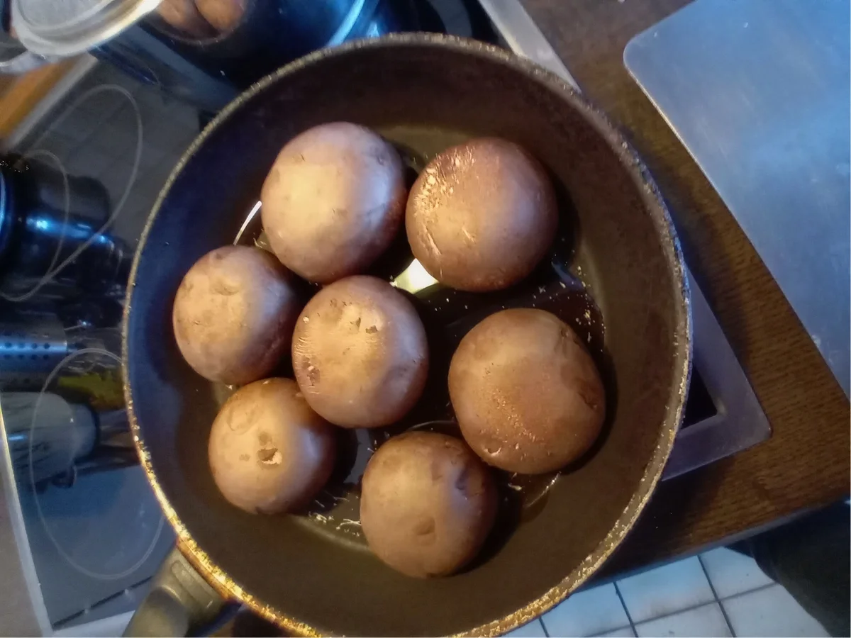 Knoblauch-Sahne-Champignons mit Butterbrot - Rezept - Bild Nr. 3