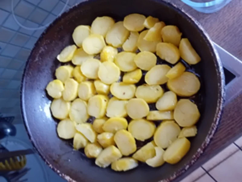 Bratheringsfilet mit Bratkartoffeln und Gurkensalat - Rezept - Bild Nr. 8