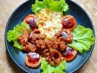 Chrysanthemen-Huhn auf Salatblättern mit Mandarin-Kartoffelpüree - Rezept - Bild Nr. 2