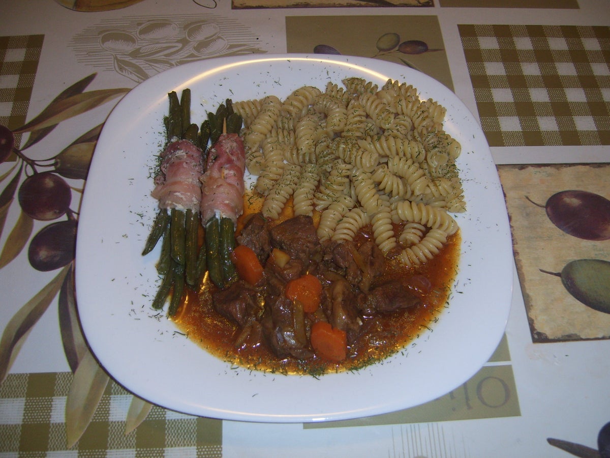 Wildgulasch all Orange mit Bohnenbündchen an Spirelli - Rezept - Bild Nr. 3
