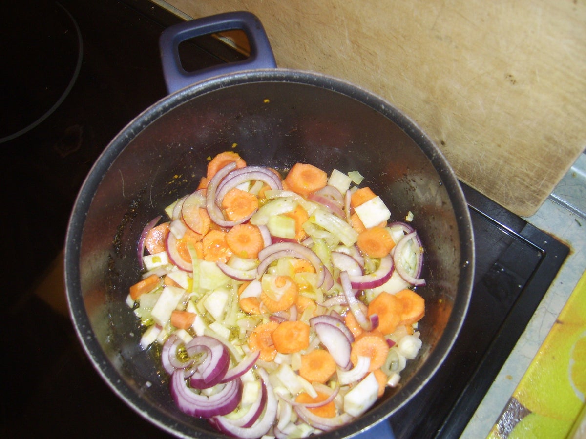 Wildgulasch all Orange mit Bohnenbündchen an Spirelli - Rezept - Bild Nr. 4