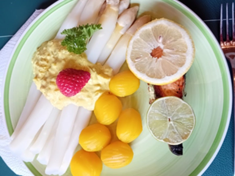 Rezept: Lachfilet aus der Heißluftfritteuse mit pikanter Cremesauce, Spargel und Drillingen Bild Nr. 2 Lachfilet aus der Heißluftfritteuse mit pikanter Cremesauce, Spargel und Drillingen - Rezept - Bild Nr. 2