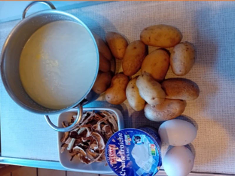 Rezept: Kartoffelsuppe mit getrockneten Steinpilzen und pochierten Ei Bild Nr. 3 Kartoffelsuppe mit getrockneten Steinpilzen und pochierten Ei - Rezept - Bild Nr. 3
