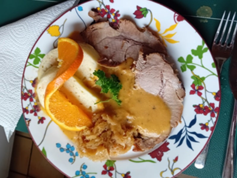 Schweinenackenbraten mit Rahm-Sauce, Sauerkraut süß-sauer und Böhmischen Knödeln - Rezept - Bild Nr. 2
