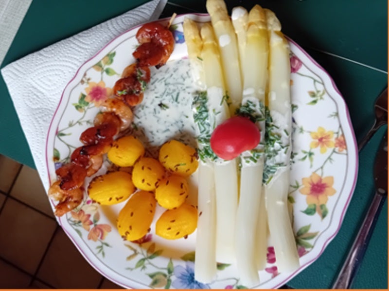 Spargel mit Schnittlauch-Crème-Fraîche-Sauce, Garnelenspieß und Kümmel-Drillingen - Rezept - Bild Nr. 2