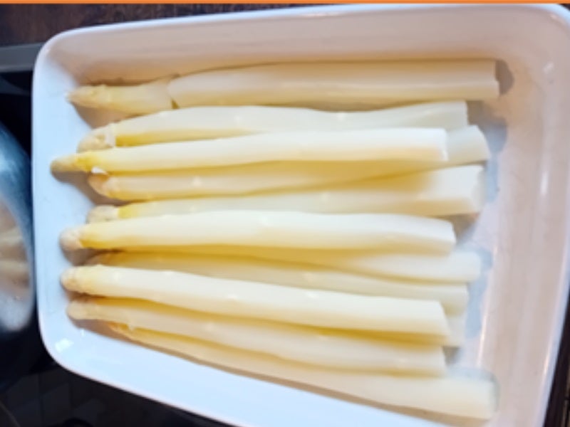Spargel mit Schnittlauch-Crème-Fraîche-Sauce, Garnelenspieß und Kümmel-Drillingen - Rezept - Bild Nr. 4