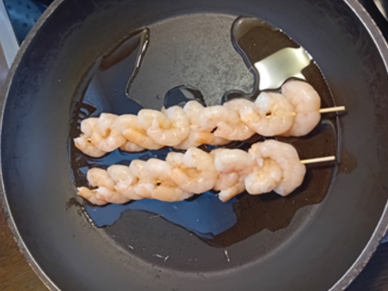Spargel mit Schnittlauch-Crème-Fraîche-Sauce, Garnelenspieß und Kümmel-Drillingen - Rezept - Bild Nr. 7