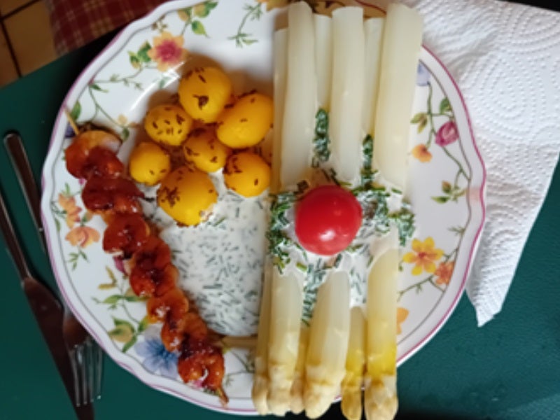 Spargel mit Schnittlauch-Crème-Fraîche-Sauce, Garnelenspieß und Kümmel-Drillingen - Rezept - Bild Nr. 11