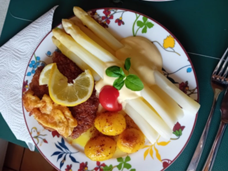 Rezept: Spargel mit Sauce Hollandaise, Schweinenackensteak in Knusperpanade und Brat-Drillingen Bild Nr. 2 Spargel mit Sauce Hollandaise, Schweinenackensteak in Knusperpanade und Brat-Drillingen - Rezept - Bild Nr. 2