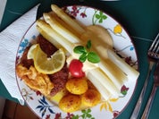 Rezept: Spargel mit Sauce Hollandaise, Schweinenackensteak in Knusperpanade und Brat-Drillingen Bild Nr. 2 Spargel mit Sauce Hollandaise, Schweinenackensteak in Knusperpanade und Brat-Drillingen - Rezept - Bild Nr. 2
