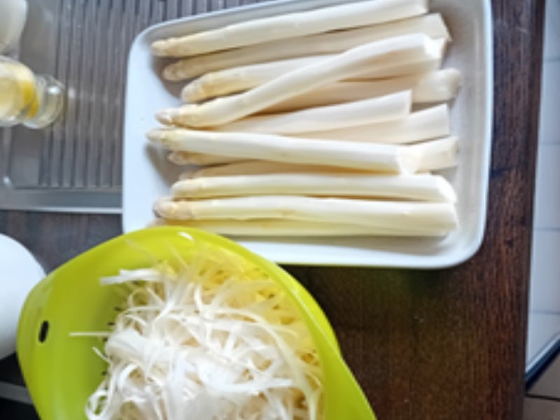 Rezept: Spargel mit Sauce Hollandaise, Schweinenackensteak in Knusperpanade und Brat-Drillingen Bild Nr. 3 Spargel mit Sauce Hollandaise, Schweinenackensteak in Knusperpanade und Brat-Drillingen - Rezept - Bild Nr. 3