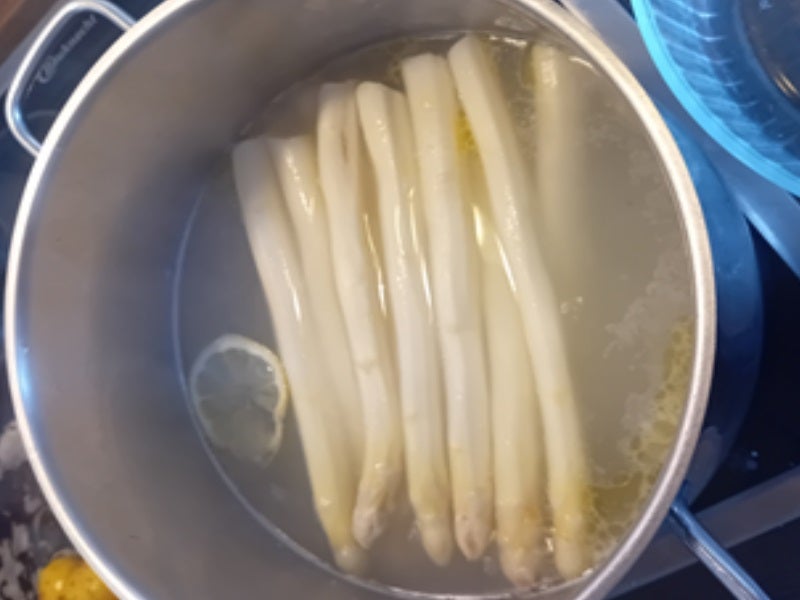 Rezept: Spargel mit Sauce Hollandaise, Schweinenackensteak in Knusperpanade und Brat-Drillingen Bild Nr. 6 Spargel mit Sauce Hollandaise, Schweinenackensteak in Knusperpanade und Brat-Drillingen - Rezept - Bild Nr. 6